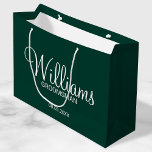 Grand Sac Cadeau Émeraude Vert moderne Groomsman personnalisé<br><div class="desc">Cadeaux Groomsman personnalisés avec le nom de marionnettiste personnalisé en blanc style de police de script moderne avec titre et date mariage en style de police sans serif moderne sur arrière - plan vert émeraude. Parfait aussi pour le meilleur homme, père de la mariée, demoiselle d'honneur, mère de la mariée...</div>