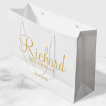 Grand Sac Cadeau Étudiant Personnalisé En Or De Script Moderne<br><div class="desc">Cadeaux Groomsman Personnalisés en or moderne avec nom de marionnettiste personnalisé en or style de police script moderne avec titre et date mariage dans le style de police sans serif moderne. Parfait aussi pour le meilleur homme, père de la mariée, demoiselle d'honneur, mère de la mariée et plus encore. Remarque...</div>