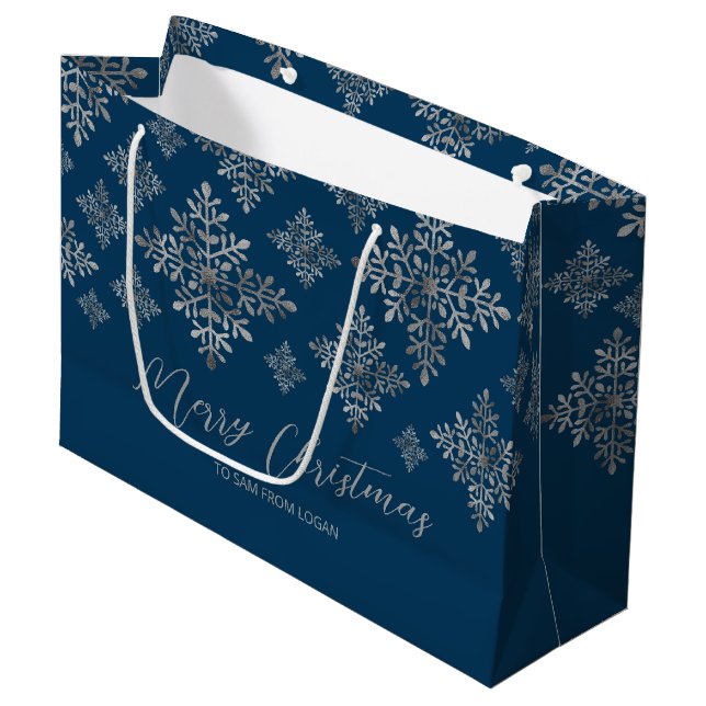 Grand Sac Cadeau Faux Gris Foil Faux Flakes À Neige Sur Bleu (Pas V (Devant Angle)
