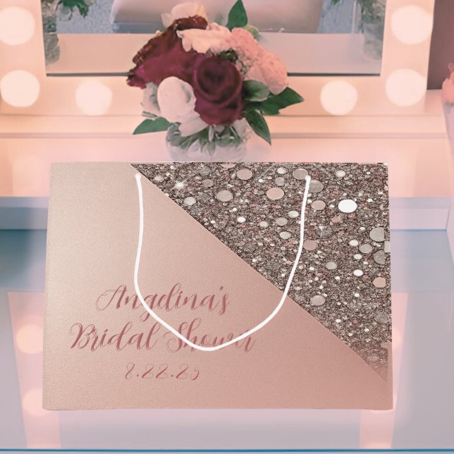 Grand Sac Cadeau Fête de mariage élégante rose doré (Elegant rose gold bridal gift bag styled on a vanity with soft blush glow and custom event text.)
