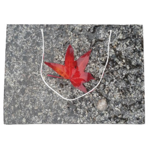 Grand Sac Cadeau Feuille rouge de chute sous la pluie sur route gri