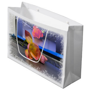 Grand Sac Cadeau Fleur Freesia sur le clavier