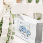 Grand Sac Cadeau Fleur Peine Bleue Mariage Floral Merci<br><div class="desc">Sac cadeau mariage personnalisé pour votre fille de fleurs. Le design présente un joli bouquet floral aquarelle de fleurs de pivoines bleues et une élégante typographie manuscrite. Un côté du sac dit "Merci d'être ma fille aux fleurs" et l'autre côté a la date mariage avec le nom de la mariée...</div>