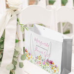 Grand Sac Cadeau Fleur sauvage Fleur Meadow Merci<br><div class="desc">Sac cadeau mariage fleur sauvage personnalisé pour votre fille de fleurs. Ce joli design floral a aquarelle fleurs sauvages en rose lilas orange et jaune avec élégante typographie manuscrite. Le modèle est mis en place pour vous d'ajouter aussi le nom de la fille aux fleurs, le nom de la mariée...</div>