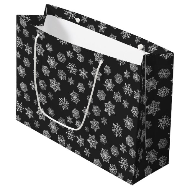 Grand Sac Cadeau Flocons d'argent sur fond noir (Devant Angle)