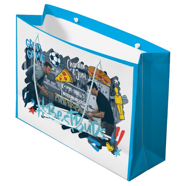Grand Sac Cadeau FRIENDS™ | Chandler & Joey - Best Buds (Devant Angle)