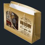 Grand Sac Cadeau Gold 90th Birthday World's Best Custom Photo Frame<br><div class="desc">Célébrez l'anniversaire marquant de votre aîné préféré avec ce cadeau classe qui leur rappelle à quel point ils sont fabuleux. Des lignes et des tons clairs de brun, d'or et de crème composent ce cadre simple mais élégant qui peut être customisé avec votre photo, nom, initiales ou autre texte favori....</div>