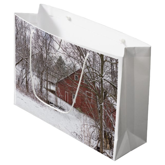 Grand Sac Cadeau Grange Rouge Dans La Neige (Devant Angle)