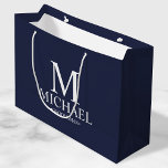 Grand Sac Cadeau Groomsman personnalisé bleu et blanc de la marine<br><div class="desc">Cadeaux de Groomsman Personnalisés modernes avec monogramme personnalisé,  nom et titre de marionnettiste en style serif classique blanc sur arrière - plan bleu marine. Parfait aussi pour le meilleur homme,  père de la mariée,  porteur de bague et plus.</div>