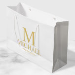 Grand Sac Cadeau Groomsman personnalisé classique blanc et or<br><div class="desc">Cadeaux de Groomsman Personnalisés Classique avec monogramme personnalisé,  nom et titre de groomsman en style de police serif classique or. Aussi parfait pour Best Man,  Père de la Mariée et plus. Remarque : Les détails du papier sont simulés dans l'illustration. Il n'y aura pas de métal sur ce produit.</div>