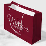 Grand Sac Cadeau Groomsman personnalisé de la Bourgogne moderne<br><div class="desc">Cadeaux Groomsman personnalisés avec le nom de toiletteur personnalisé en blanc style de police script moderne avec titre et date mariage en style de police sans serif moderne sur arrière - plan rouge bordeaux. Parfait aussi pour le meilleur homme, père de la mariée, demoiselle d'honneur, mère de la mariée et...</div>