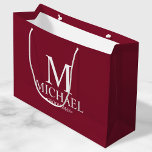 Grand Sac Cadeau Groomsman personnalisé de la Bourgogne moderne et<br><div class="desc">Cadeaux de Groomsman Personnalisés modernes avec monogramme personnalisé,  nom et titre de marionnettiste en style serif classique blanc sur arrière - plan rouge bordeaux. Parfait aussi pour le meilleur homme,  père de la mariée,  porteur de bague et plus.</div>