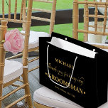 Grand Sac Cadeau Groomsman personnalisé Merci noir et or<br><div class="desc">Sac cadeau pour homme de chambre personnalisé avec palette de couleurs noir et or. Le nom modèle est mis en place pour que vous puissiez ajouter le nom du marié ainsi que les noms de la mariée et du marié et la date du mariage. Le texte de remerciement dit "Merci...</div>