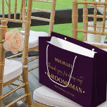 Grand Sac Cadeau Groomsman personnalisé Merci violet et or<br><div class="desc">Sac cadeau pour homme de chambre personnalisé avec palette violet et or. Le nom modèle est mis en place pour que vous puissiez ajouter le nom du marié ainsi que les noms de la mariée et du marié et la date du mariage. Le texte de remerciement dit "Merci d'être mon...</div>