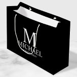 Grand Sac Cadeau Groomsman personnalisé moderne noir et blanc<br><div class="desc">Cadeaux de Groomsman Personnalisés modernes avec monogramme personnalisé,  nom et titre de marionnettiste en style serif classique blanc sur arrière - plan noir. Parfait aussi pour le meilleur homme,  père de la mariée,  porteur de bague et plus.</div>
