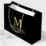 Grand Sac Cadeau Groomsman personnalisé moderne noir et or<br><div class="desc">Cadeaux de Groomsman Personnalisés modernes avec monogramme personnalisé, nom et titre de marionnettiste en or classique serif style de police sur arrière - plan noir. Parfait aussi pour le meilleur homme, père de la mariée, porteur de bague et plus. Remarque : Les détails du papier sont simulés dans l'illustration. Il...</div>