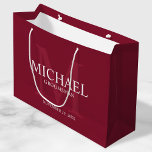 Grand Sac Cadeau Groomsmans personnalisés en rouge bordeaux<br><div class="desc">Ajoutez une touche personnelle à votre mariage avec un sac cadeau pour groomsmen personnalisé. Ce sac cadeau comporte le nom du marionnettiste personnalisé avec titre et date mariage en blanc et monogramme en rouge bordeaux clair comme arrière - plan, dans le style de police serif classique, sur arrière - plan...</div>