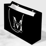 Grand Sac Cadeau Groomsmen Personnalisé Classique Monogramme et nom<br><div class="desc">Classic Personnalisé Groomsmen Cadeaux avec monogramme,  nom et titre de marionnettiste personnalisé en blanc classique serif style de police sur arrière - plan noir. Aussi parfait pour le meilleur homme,  père de la mariée et plus.</div>