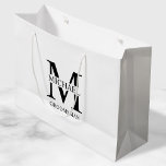 Grand Sac Cadeau Groomsmen Personnalisé Classique Monogramme et nom<br><div class="desc">Classic Personnalisé Groomsmen Cadeaux avec monogramme,  nom et titre de marionnettiste personnalisé en noir classique serif style police sur arrière - plan blanc. Aussi parfait pour le meilleur homme,  père de la mariée et plus.</div>