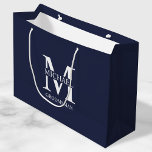 Grand Sac Cadeau Groomsmen Personnalisé Classique Monogramme et nom<br><div class="desc">Classic Personnalisé Groomsmen Cadeaux avec monogramme,  nom et titre de marionnettiste personnalisé en blanc classique serif style police sur arrière - plan bleu marine. Aussi parfait pour le meilleur homme,  père de la mariée et plus.</div>
