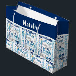 Grand Sac Cadeau Hanoukka Chanukah Mot Art Nom personnalisé<br><div class="desc">Ce design de vacances Hanoukka présente des arts de mots sur le thème Hanoukka. Personnalisez avec votre nom en éditant le texte dans les zones de texte fournies #hanoukka #chanukah #holiday #jewish #hanoukka #giftbags #giftwrapping #giftwrappingapprovisionnements</div>