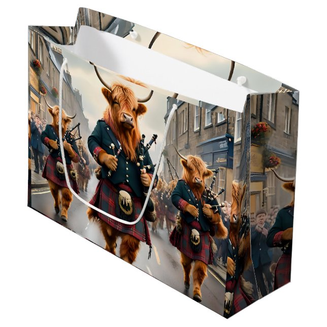 Grand Sac Cadeau Highland Harmony : Bagpipe Highland Cow Band (Devant Angle)