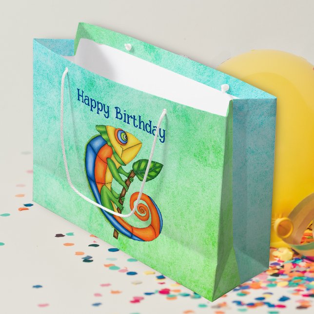 Grand Sac Cadeau Imaginaire d'anniversaire souriant feuille de léza (Happy Birthday cute lizard holding stick with leaf on green and blue gift bag.)