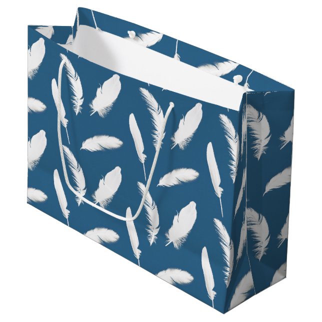 Grand Sac Cadeau Impression de plume blanche sur denim bleu (Devant Angle)