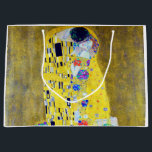 Grand Sac Cadeau Le Kiss, Gustav Klimt<br><div class="desc">Gustav Klimt (14 juillet 1862 - 6 février 1918) était un peintre symboliste autrichien et l'un des membres les plus en vue du mouvement de la sécession de Vienne. Klimt est réputé pour ses peintures, peintures murales, croquis et autres objets d'art. Outre ses oeuvres figuratives, qui comprennent des allégories et...</div>