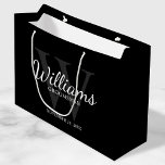 Grand Sac Cadeau Le nom et le monogramme des développeurs de script<br><div class="desc">Ajoutez une touche personnelle à votre mariage avec un sac cadeau pour groomsmen personnalisé. Ce sac cadeau contient le nom du marionnettiste personnalisé en style de police de script classique blanc avec des détails mariages en style de police serif classique blanc et monogramme en style de police serif classique gris...</div>