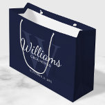 Grand Sac Cadeau Le nom et le monogramme des développeurs de script<br><div class="desc">Ajoutez une touche personnelle à votre mariage avec un sac cadeau pour groomsmen personnalisé. Ce sac cadeau contient le nom du marionnettiste personnalisé en style de police de script classique blanc avec des détails mariages en style de police de serif classique blanc et monogramme en style de police de serif...</div>