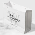Grand Sac Cadeau Le nom et le monogramme des développeurs de script<br><div class="desc">Ajoutez une touche personnelle à votre mariage avec un sac cadeau pour groomsmen personnalisé. Ce sac cadeau contient le nom du marionnettiste personnalisé en style de police de script classique gris avec des détails mariages en style de police serif classique gris et monogramme en style de police serif classique gris...</div>