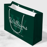 Grand Sac Cadeau Le nom et le monogramme des développeurs de script<br><div class="desc">Ajoutez une touche personnelle à votre mariage avec un sac cadeau pour groomsmen personnalisé. Ce sac cadeau contient le nom du marionnettiste personnalisé en style de police de script classique blanc avec des détails mariages en style de police serif classique blanc et monogramme en style de police serif classique vert...</div>