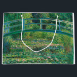 Grand Sac Cadeau Le Pont Japonais (Etang Lily), Monet<br><div class="desc">Oscar-Claude Monet (14 novembre 1840 - 5 décembre 1926) était un peintre français, un fondateur de la peinture impressionniste française et le praticien le plus constant et le plus prolifique de la philosophie du mouvement d'exprimer ses perceptions avant la nature, surtout en ce qui concerne la peinture en plein air...</div>