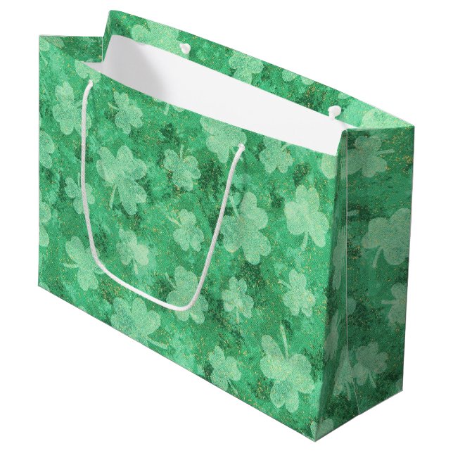Grand Sac Cadeau Les Shamrocks verts sur le vert (Devant Angle)
