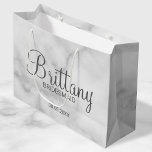 Grand Sac Cadeau Marbre blanc moderne Bridesmaitres personnalisées<br><div class="desc">Cadeaux de demoiselles d'honneur personnalisées avec le nom de la demoiselle d'honneur personnalisée en gris style de police de calligraphie moderne avec titre et date mariage en gris style de police sans serif moderne sur arrière - plan de marbre blanc. Aussi parfait pour Maid of Honor, Flower Girl, Mother of...</div>