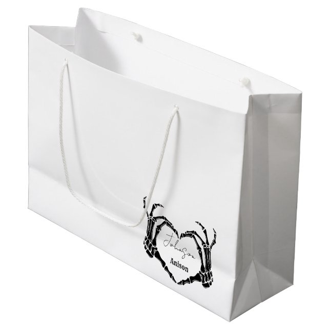 Grand Sac Cadeau Mariage de coeur du crâne gothique de Monogramme (Devant Angle)