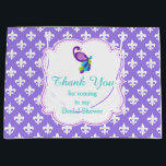 Grand Sac Cadeau Merci de Fête des mariées Peacock Fleur de Lis<br><div class="desc">Un magnifique Peacock Fleur de Lis Fête des mariées sac cadeau Merci à présenter à vos amis ou invités pendant qu'ils quittent votre fête. Un souvenir réfléchi de l'occasion. La couleur et le texte de l'arrière - plan peuvent être modifiés selon vos besoins. Graphiques de JW Illustrations. (18)</div>