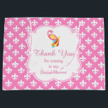 Grand Sac Cadeau Merci de Fête des mariées Peacock rose Fleur de Li<br><div class="desc">Un magnifique Peacock avec Fête des mariées motif rose Fleur de Lis sac cadeau pour présenter à vos amis ou invités pendant qu'ils quittent votre fête. Un souvenir réfléchi de l'occasion. La couleur et le texte de l'arrière - plan peuvent être modifiés selon vos besoins. Graphiques de JW Illustrations. (18)...</div>