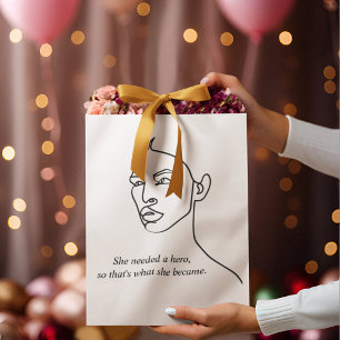 Grand Sac Cadeau Minimal Noir Elle Est Devenue Un Héros Inspiration