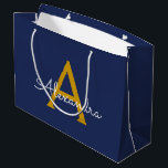 Grand Sac Cadeau Monogramme de nom de style moderne en bleu marine<br><div class="desc">Sac cadeau à monogramme simple en bleu marine et or. C'est le cadeau parfait pour un 16e anniversaire,  un mariage,  une douche de mariée,  un anniversaire de mariage,  une baby shower ou une fête de bachelorette pour quelqu'un qui aime le luxe et les styles chic.</div>