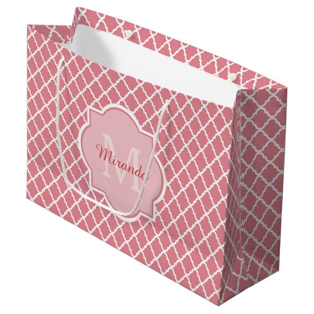 Grand Sac Cadeau Monogramme de Quatrefoil Rose Chic Avec Nom (Devant Angle)