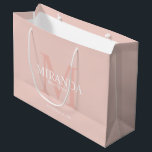 Grand Sac Cadeau Monogramme et nom de la servante d'accueil personn<br><div class="desc">Ajoutez une touche personnelle à votre mariage avec le monogramme et le cadeau de nom personnalisé de la femme de ménage. Ce design présente le nom personnalisé de la servante avec titre et date mariage en blanc et monogramme en rose vif comme arrière - plan, dans le style de police...</div>