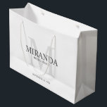 Grand Sac Cadeau Monogramme et nom de la servante d'accueil personn<br><div class="desc">Ajoutez une touche personnelle à votre mariage avec le monogramme et le cadeau de nom personnalisé de la femme de ménage. Ce design présente le nom personnalisé de la servante avec titre et date mariage en gris et monogramme en gris clair comme arrière - plan, dans le style de police...</div>