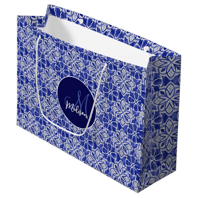 Grand Sac Cadeau Monogramme Initial Géométrique Gris Bleu Élégant (Devant Angle)