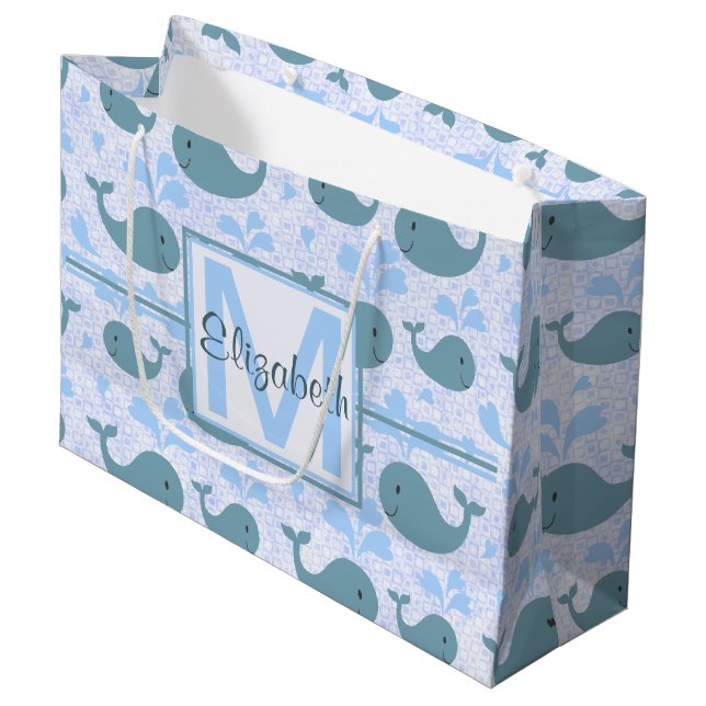Grand Sac Cadeau Monogramme mignon de motif de baleines bleues (Devant Angle)