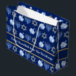 Grand Sac Cadeau Motif Hanoukka Blue Menorah Dreidel<br><div class="desc">Magnifique sac cadeau Hanoukka personnalisé en bleu joli avec un motif cool de la star du judaïsme,  rêvé pour les jeux de Chanukah amusants,  et la menorah juive pour les vacances. Sacs-cadeaux personnalisés pour Hanoucca.</div>