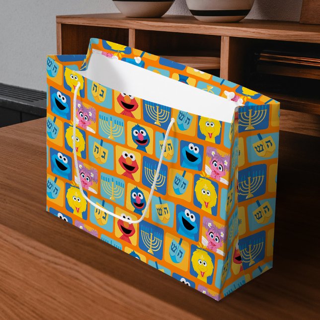 Grand Sac Cadeau Motif Hanoukka de Sesame Street (Bag on table)