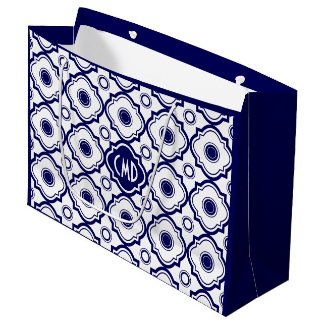 Grand Sac Cadeau Motif Quatrefoil Bleu et Blanc Monogramme (Devant Angle)