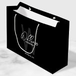 Grand Sac Cadeau Noir Script moderne Groomsmen personnalisé<br><div class="desc">Monogramme et cadeaux de nom minimaliste moderne Personnalisé Ce design présente un nom personnalisé en blanc moderne écriture script style de police et monogramme en gris moderne sans serif style de police comme arrière - plan, avec des détails mariages en blanc moderne sans serif style de police, sur arrière -...</div>